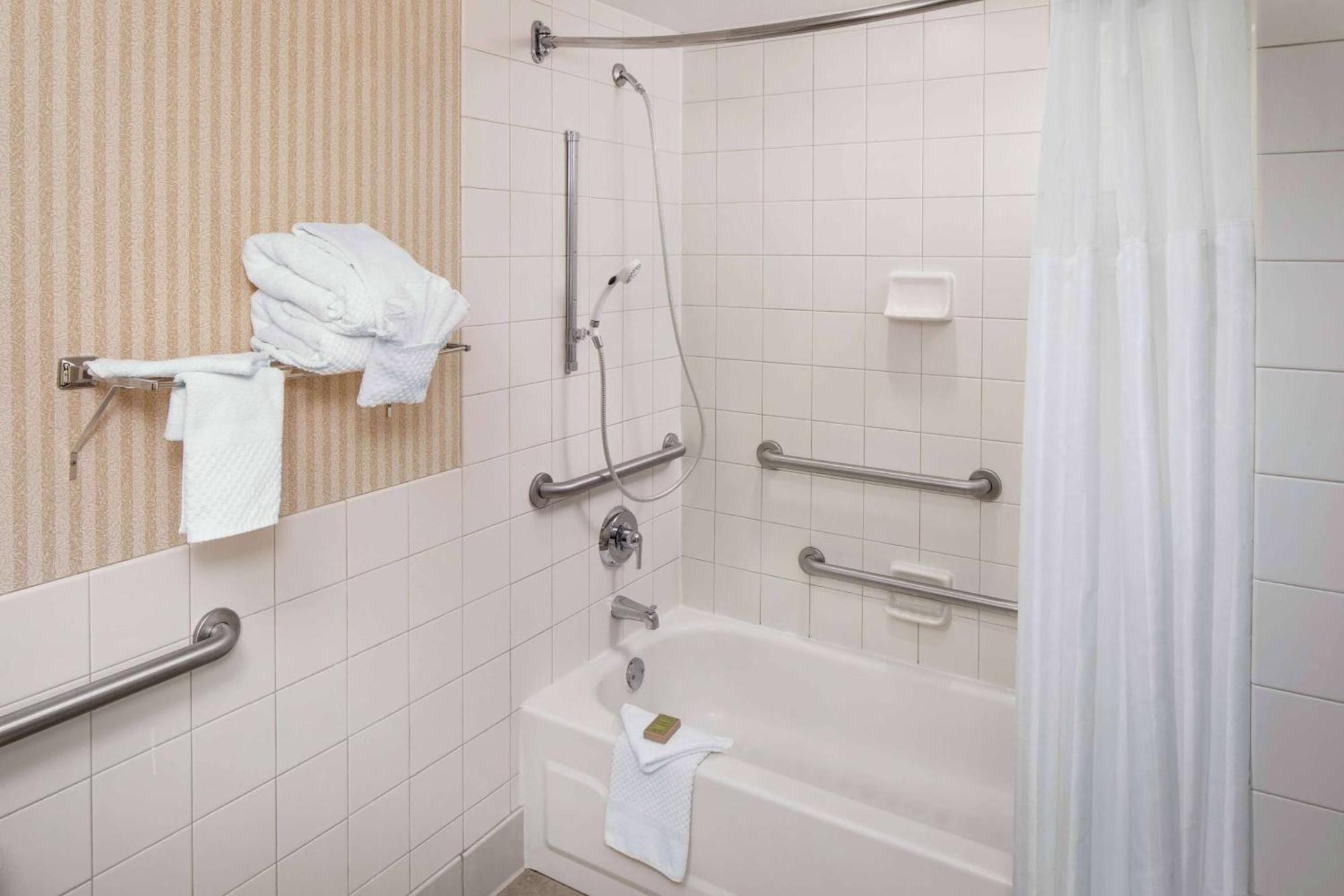 King Room Tub Grab Bars Mobility or Hearing Accessible Non-Smoking,1643759381:JPEG